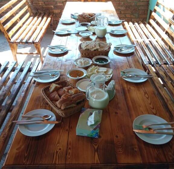 تختخواب و صبحانه Aga