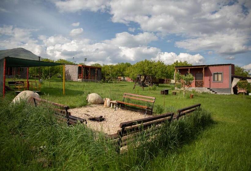 تختخواب و صبحانه Noravank L And L