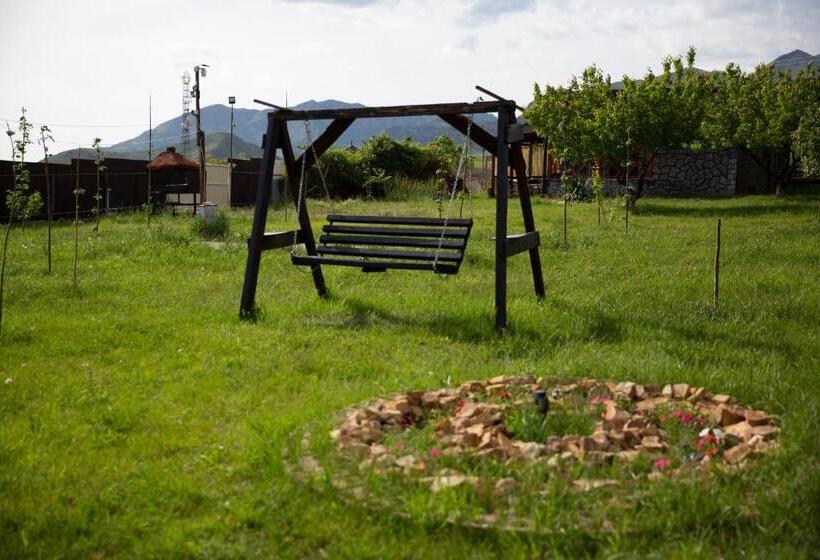 تختخواب و صبحانه Noravank L And L