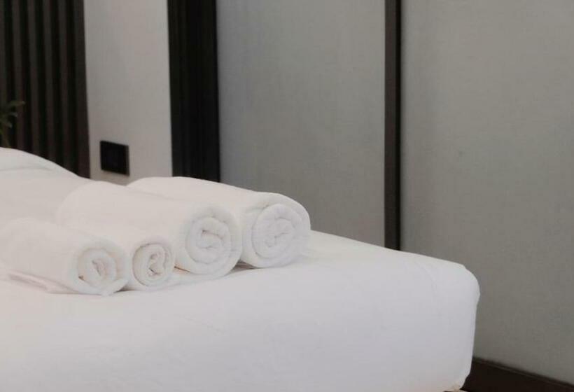 Hlangkha Hostel   หลังคา โฮสเทล