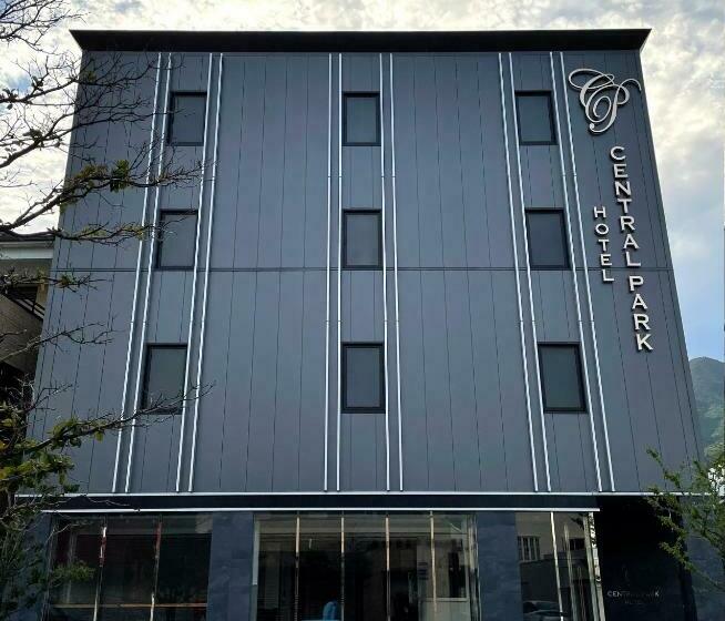 בית מלון כפרי 対馬 Central Park