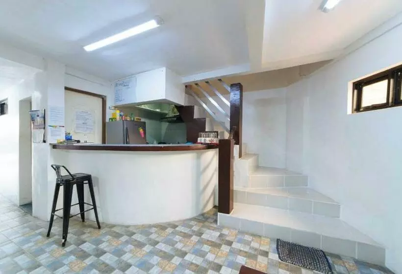 Hotelli Reddoorz At San Antonio Binan Laguna