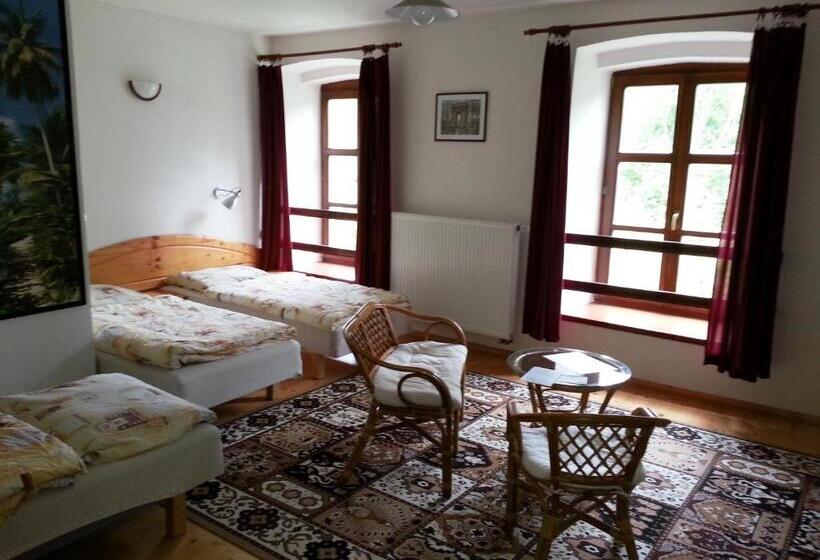 בית מלון כפרי Castle Mlýn Maděrovka