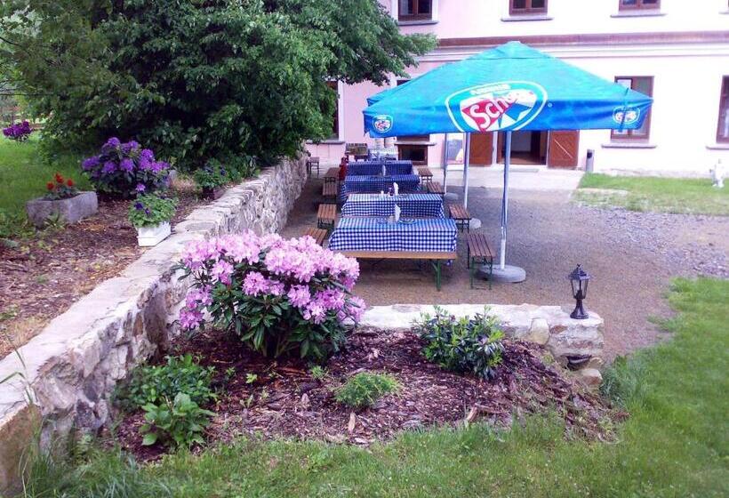 בית מלון כפרי Castle Mlýn Maděrovka