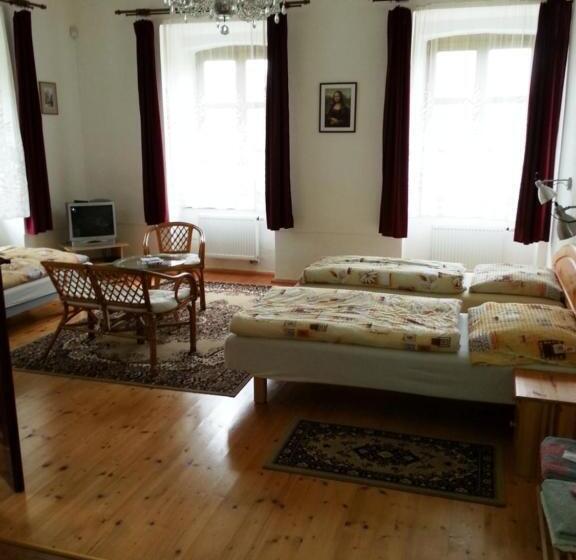 בית מלון כפרי Castle Mlýn Maděrovka