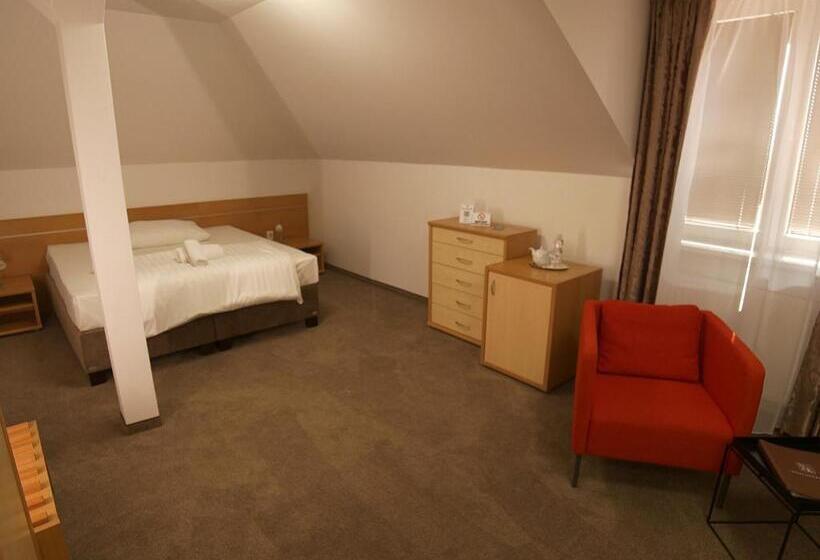 Отель Novy Kastiel Self Check In