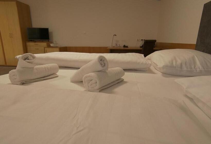 Отель Novy Kastiel Self Check In