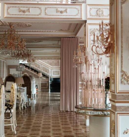 Отель Grand Aristocrate