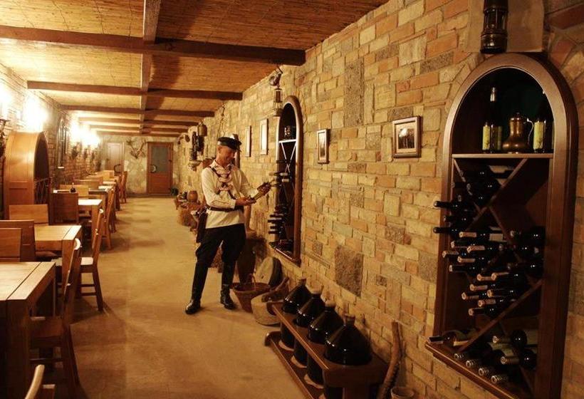 Отель Maetok Country Club