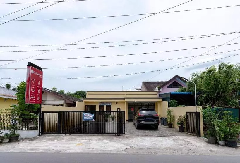 ホテル Reddoorz @ Medan Johor 2