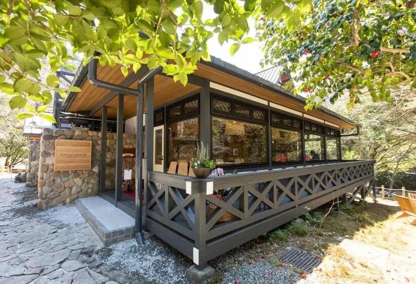 リゾートホテル Riverside Lodge