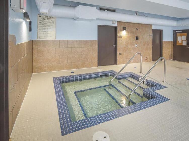 Отель Prairie Moon Inn Sylvan Lake