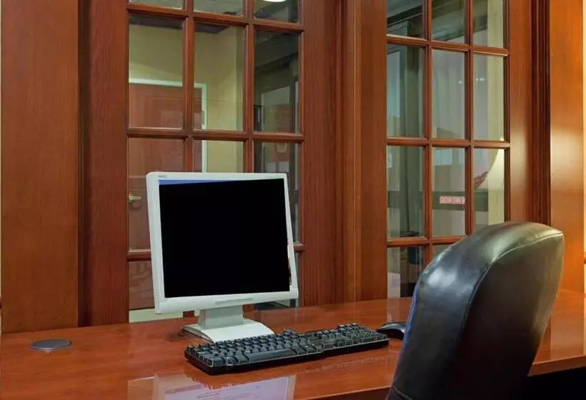 Holiday Inn Express Hotel & Suites Manchester   Airport, An Ihg