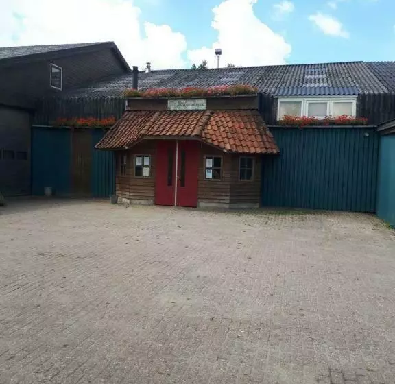 ベッドアンドブレックファースト Unieke Vriendenkamer Met Bedstedes Tot 11 Personen En 2 Rustig Gelegen Chalets 2 En 4 Persoons Te Hu