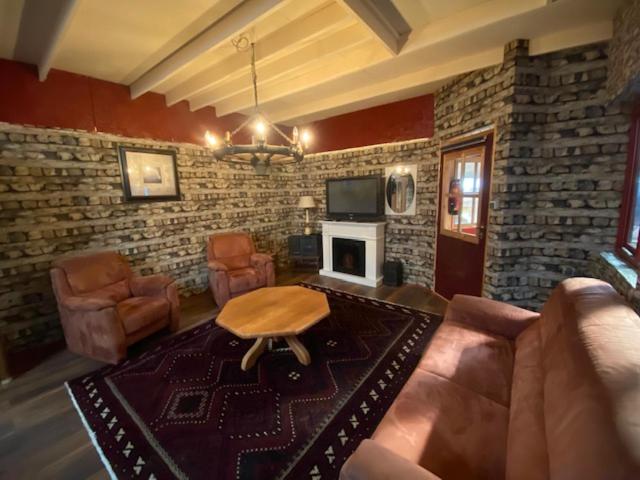 Aamiaismajoitus (B&B) Unieke Vriendenkamer Met Bedstedes Tot 11 Personen En 2 Rustig Gelegen Chalets 2 En 4 Persoons Te Hu