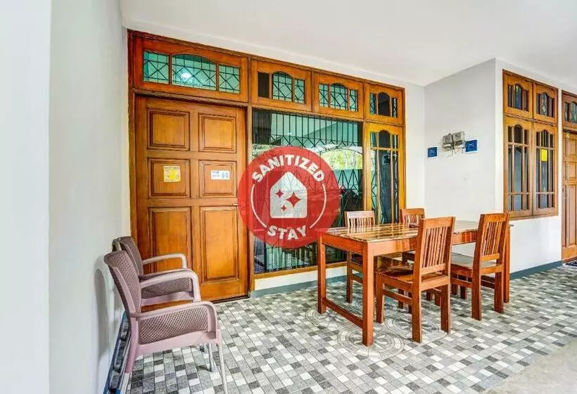 ホテル Reddoorz Near Pasar Atom Mall