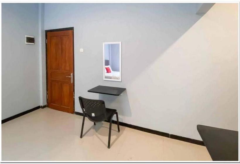 Hotel Reddoorz Syariah Near T2 Juanda Airport 2