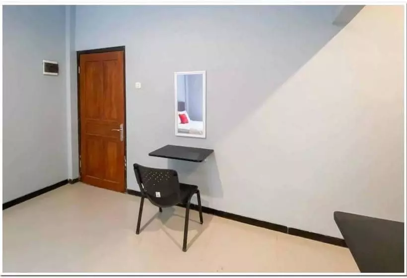 ホテル Reddoorz Syariah Near T2 Juanda Airport 2