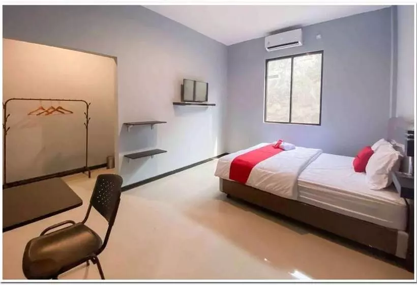 ホテル Reddoorz Syariah Near T2 Juanda Airport 2