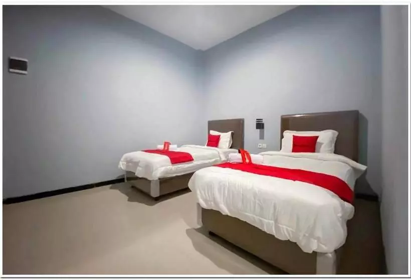 ホテル Reddoorz Syariah Near T2 Juanda Airport 2