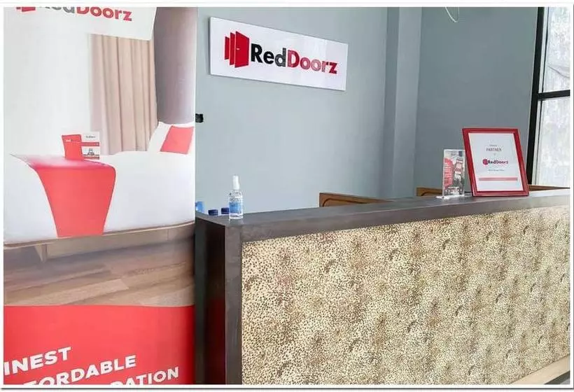 ホテル Reddoorz Syariah Near T2 Juanda Airport 2
