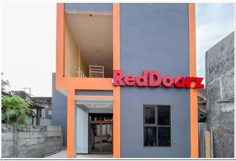 ホテル Reddoorz Syariah Near T2 Juanda Airport 2