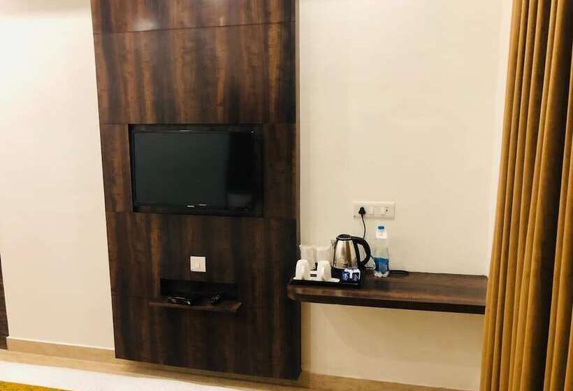 酒店 Royal Palace Hapur