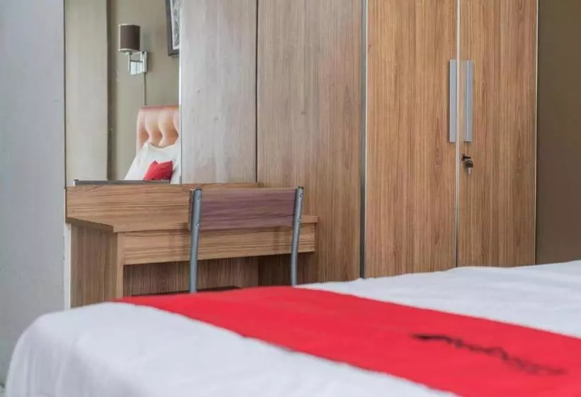 ホテル Reddoorz Apartment @ Skylounge Tamansari