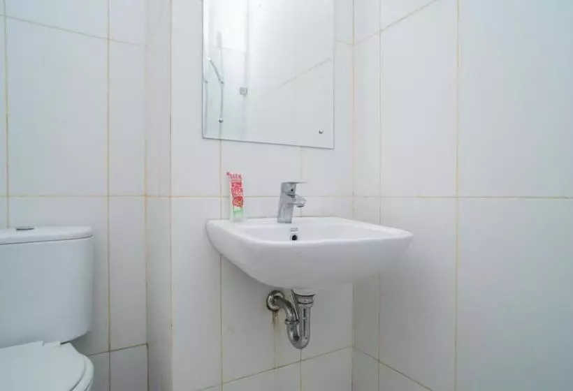 ホテル Reddoorz Apartment @ Skylounge Tamansari