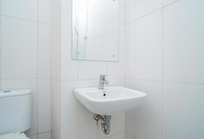 בית מלון כפרי Reddoorz Apartment @ Skylounge Tamansari