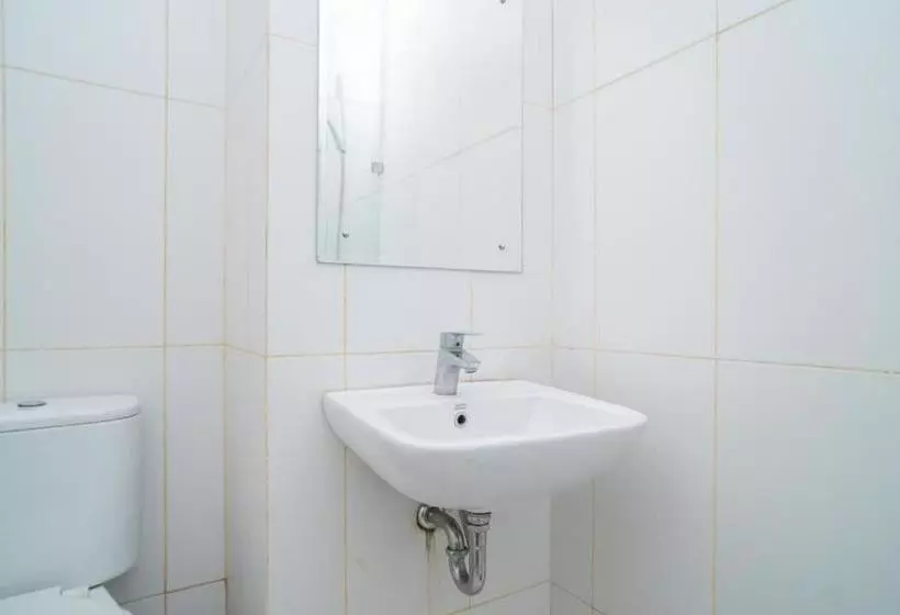 ホテル Reddoorz Apartment @ Skylounge Tamansari