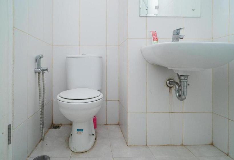 בית מלון כפרי Reddoorz Apartment @ Skylounge Tamansari