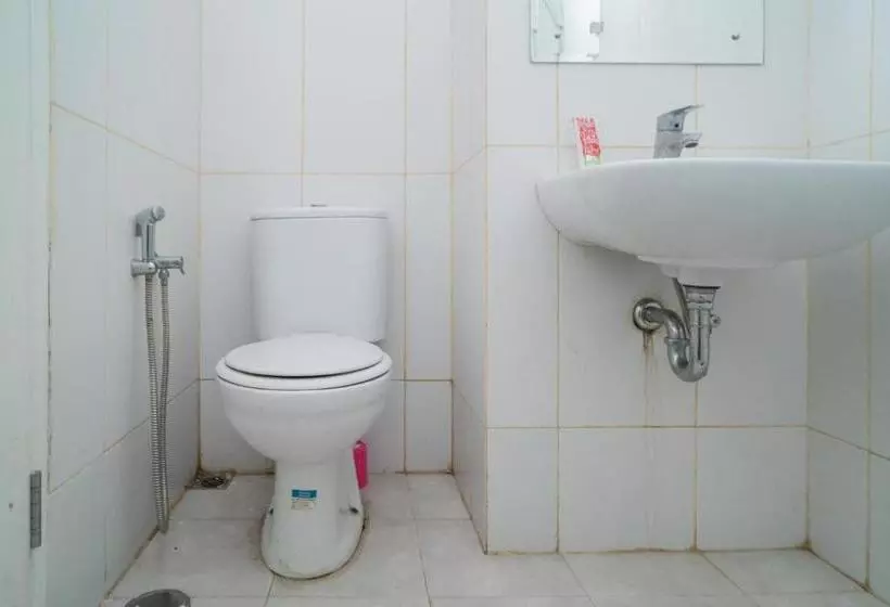 ホテル Reddoorz Apartment @ Skylounge Tamansari