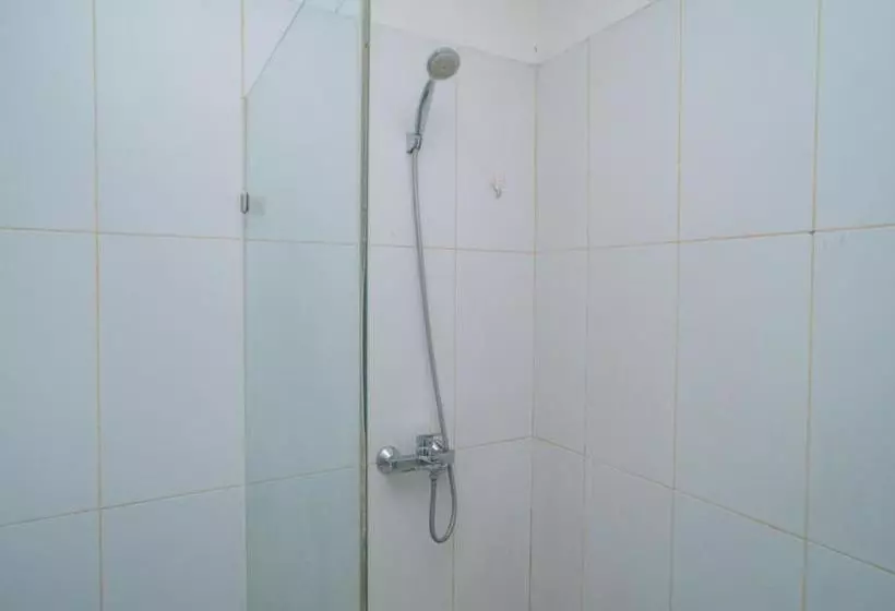 ホテル Reddoorz Apartment @ Skylounge Tamansari