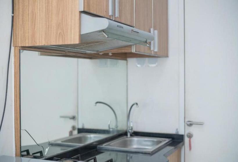 בית מלון כפרי Reddoorz Apartment @ Skylounge Tamansari