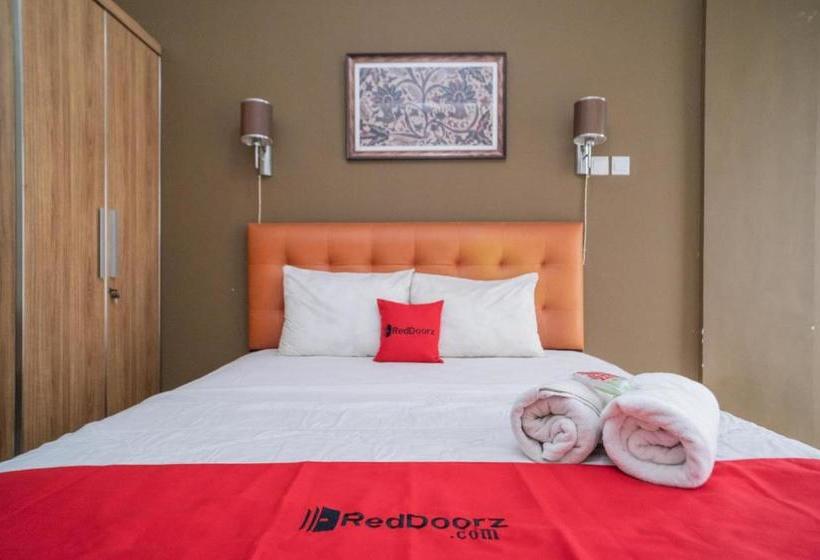 בית מלון כפרי Reddoorz Apartment @ Skylounge Tamansari