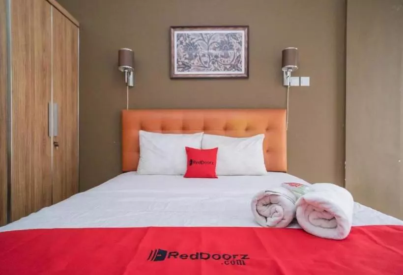 ホテル Reddoorz Apartment @ Skylounge Tamansari