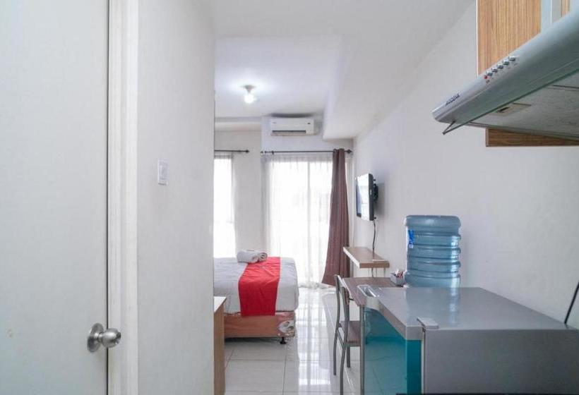 בית מלון כפרי Reddoorz Apartment @ Skylounge Tamansari