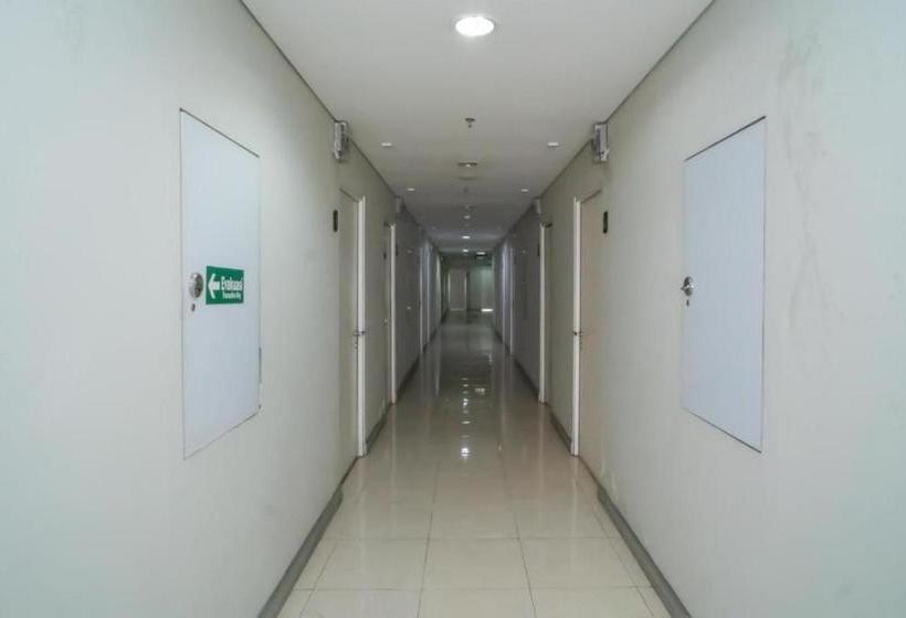 בית מלון כפרי Reddoorz Apartment @ Skylounge Tamansari