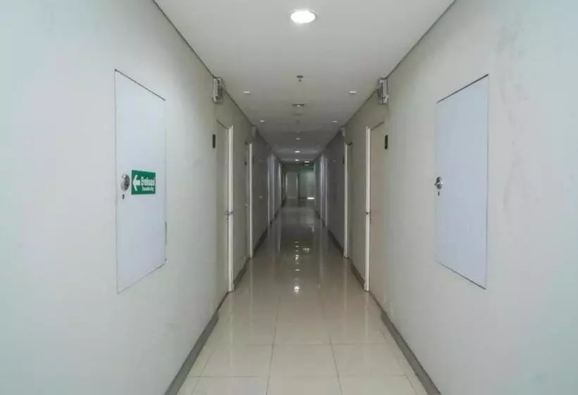 ホテル Reddoorz Apartment @ Skylounge Tamansari