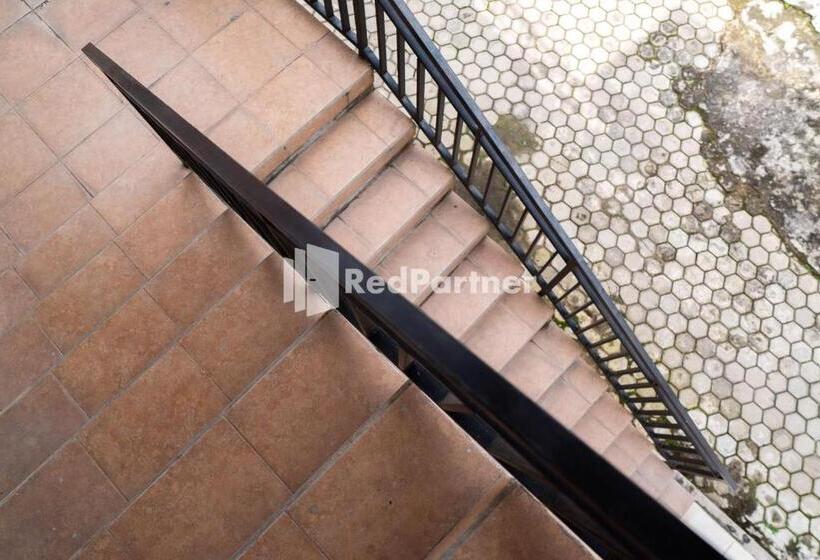 Отель Wisma Citra Metro Mitra Reddoorz