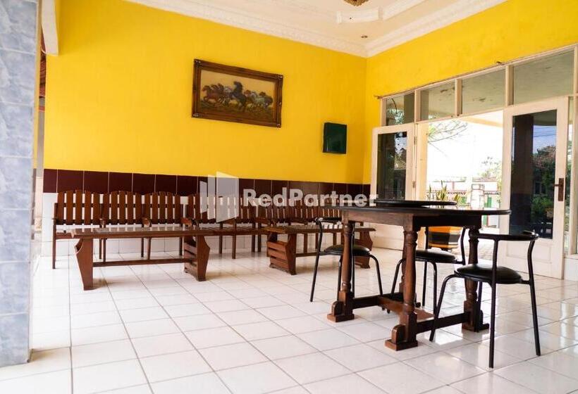 Отель Wisma Citra Metro Mitra Reddoorz