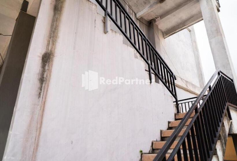 Отель Wisma Citra Metro Mitra Reddoorz