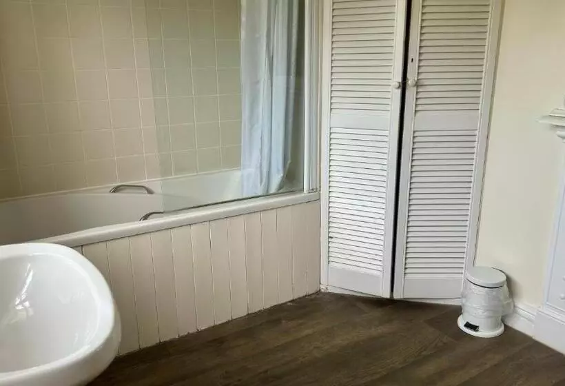 پانسیون The Cricketers Inn