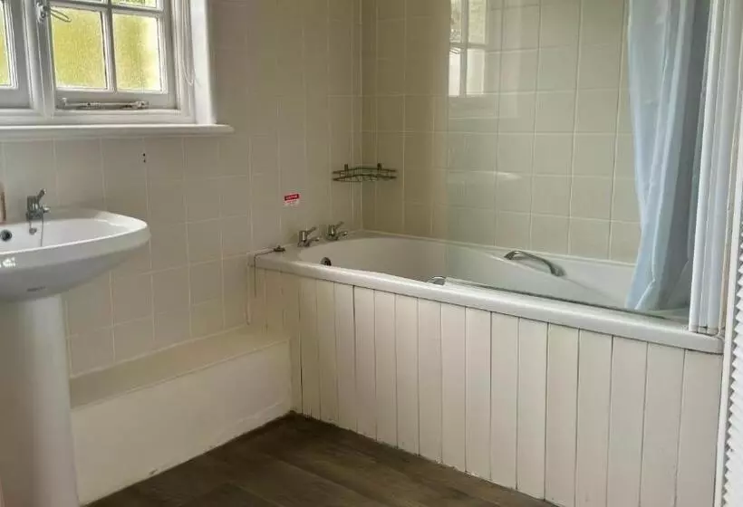 پانسیون The Cricketers Inn