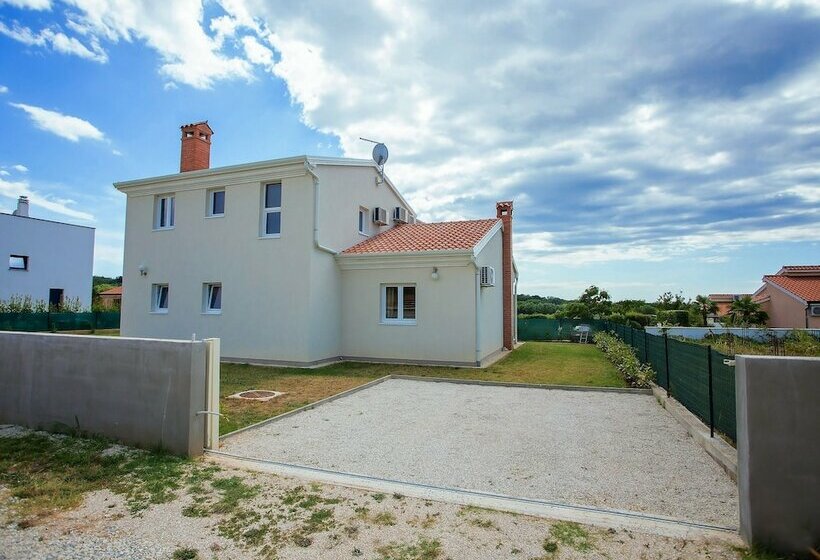 Villa With Private Pool & Garden Near Porec & Water Park