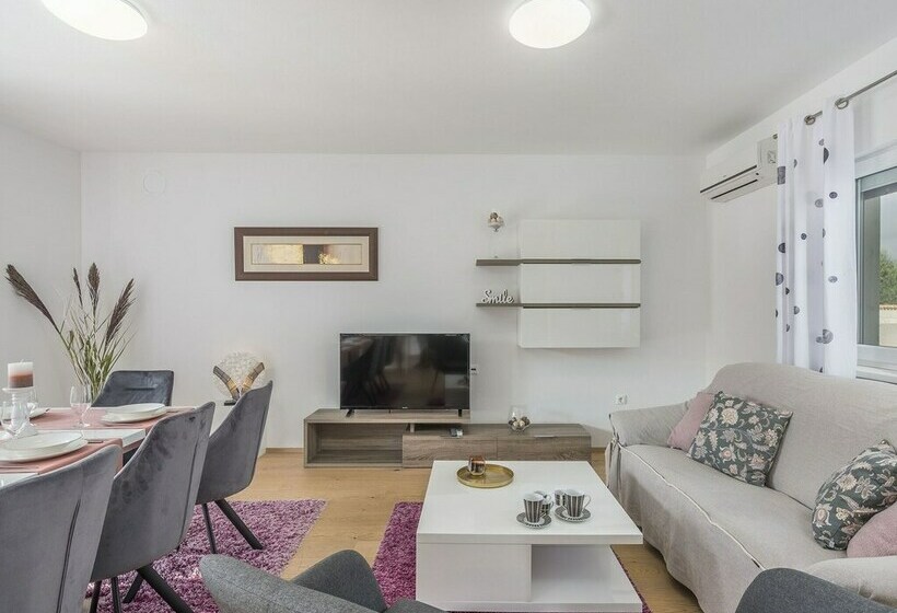 Villa With Private Pool & Garden Near Porec & Water Park