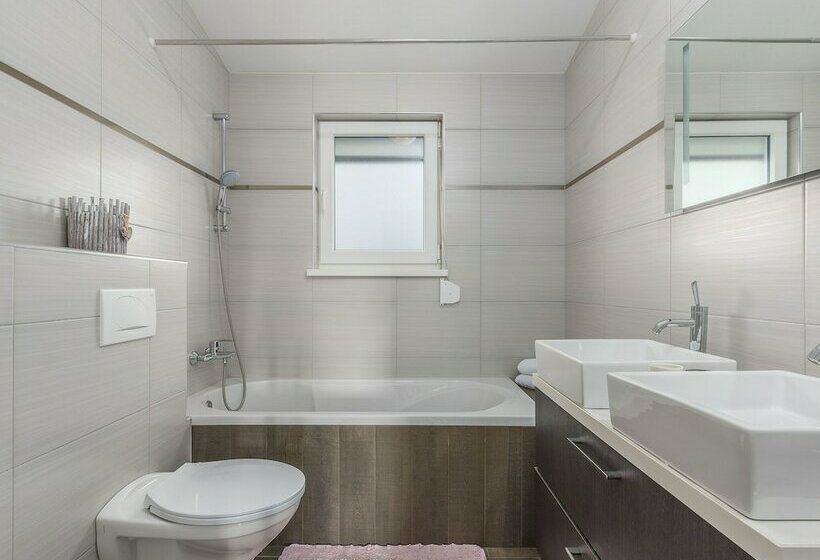 Villa With Private Pool & Garden Near Porec & Water Park