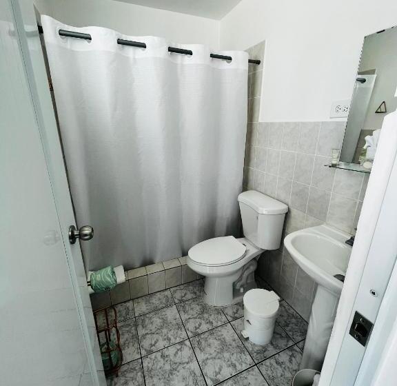 هتل Douglas Highway Inn