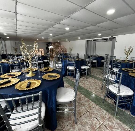 هتل Douglas Highway Inn